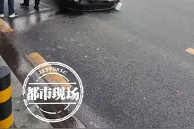 南昌：公交站台前，一辆小车“四脚朝天”，到底怎么做到的？图片