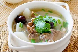 想喝羊肉汤自己炖，教你详细做法，汤汁浓白无膻味，鲜香好喝图片
