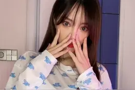 李小璐化浓妆跳热舞，穿蓝色印花体恤超时尚，但双眼过大显怪异图片