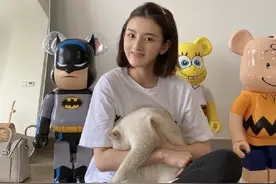 宋祖儿分享近照心情好，专注撸猫粘一身白毛神情可爱图片