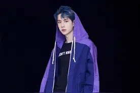 王一博私服穿搭真酷盖，看见这套紫色运动服，真的是爱了爱了图片