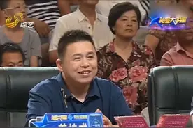 73老大爷做俯卧撑很轻松还玩花样，脱下衣服那一刻全场响起掌声图片