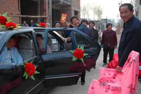 直击：农村一场“特殊”的婚礼，新郎母亲躲在一边流泪图片