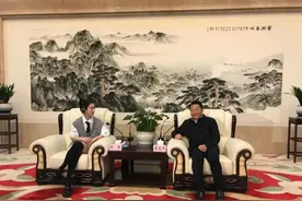 从淘宝第一主播薇娅身着超短裙，翘二郎腿会见合肥市委书记说开去图片