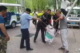 包头市南海湿地公园景区内大蛇出没 民警捕获后将其放生在大青山深处图片