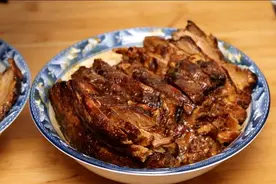 大厨教你自制梅菜扣肉，步骤详细，味道正宗，吃起来肥而不腻图片