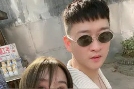 曹云金公布新恋情，前妻唐菀晒长腿美照，俩人离婚后人生完全不同图片