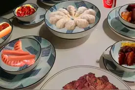 爆笑神评912：足球比赛中，守门员跑动最少，为什么经常要喝水？图片