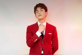 吴磊的红色小西装很出彩，但他的脚脖子“亮了”图片