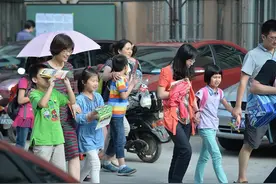 孩子放学没人接，职场妈妈该怎么办？图片