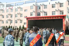 甘肃省文县组织2021年新兵欢送仪式——2名功臣9位立功现役军人家属被请上新兵欢送大会的主席台图片
