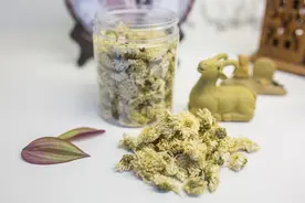 菊花泡水喝，一周一次，养肝明目、清热解毒！能坚持的人身体自然受益图片