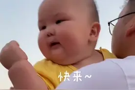 宝宝“认错”妈妈招手呼唤，发现后捂嘴掩饰尴尬，表情变化有喜感图片