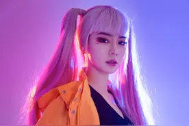 戚薇cos孙尚香，身穿橘黄色风衣，粉色双马尾非主流气息十足图片