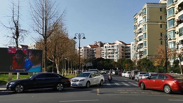 上海不一样的“城”，共有288栋楼，13000户家庭，常住60000多人