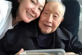 92岁老父突然仙逝！著名女星忍痛坚持演出：期间一度咽哽落泪图片