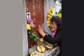 20岁军人为国捐躯，4位亲人相继离世，39年后唯一的姐姐前来哭祭图片