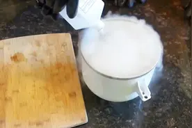 手放到液氮中会发生什么事情？-196度温度你敢尝试吗？视频封面