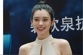 赌王儿子向她求婚，那个在T台摔倒的维密天使成功了图片