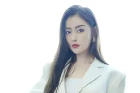 穿上西服的美女真的比男人还帅图片