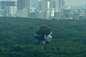 日本东京惊现女巨人头热气球，你们搞艺术的非要搞这么惊悚的吗图片