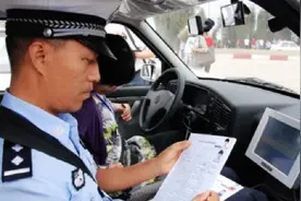 电动车碰到查车，为啥有人会弃车？了解原委后：都是“精明”的人图片