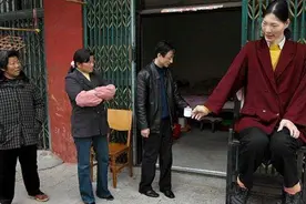 长太高也有烦恼？世界第一女巨人姚德芬，一生的不幸源于身高图片