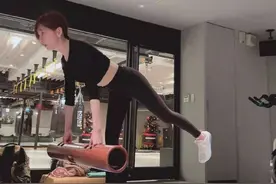 38岁王心凌晒健身，四肢细如麻杆蜜桃臀抢镜，脸却僵硬成香肠嘴图片