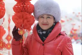 张凯丽踏实过冬，穿红色羽绒服配绒帽保暖洋气，不扮嫩气质更高级图片