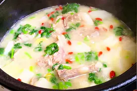炖羊肉汤，放料不能太随意，牢记正确做法，羊汤鲜香十足，无膻味图片
