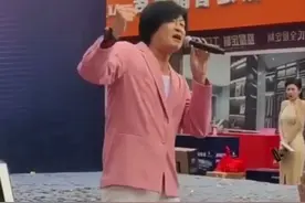 52岁游鸿明现身商演，露天舞台环境简陋，学霸女儿颜值高疑想出道图片