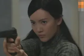 美女特工一人闯入虎穴，被女鬼子偷袭打的难解难分，一脚定输赢图片
