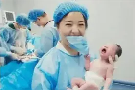 “渣男”宝宝火了，一出生就“撩”护士姐姐，网友：厉害了呀图片