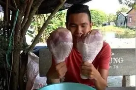 小伙买了2个“大鸡腿”，称了一下重量一个有2斤多，才知看错了图片