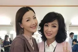 米雪63岁了？开叉卫衣搭配阔腿裤太减龄，换回黑长直发型更年轻图片