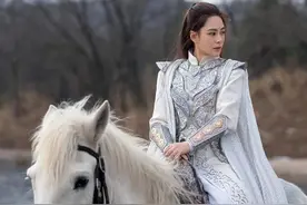 阿娇“妲己”造型曝光！树下与男主深情对视，披发骑马美过温碧霞图片