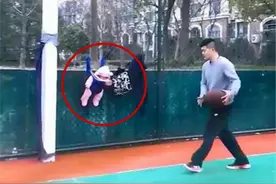 宝爸“两不误”带娃方式走红，把宝宝挂在网上，一睹自己篮球风采图片