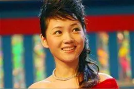 安徽卫视“一姐”周群，台上台下两个人图片