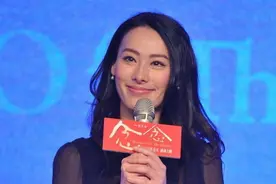 梁洛施豪门气质藏不住，穿黑色雪纺裙配黑丝袜，不土反而很高级图片