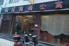云南昭通15岁少女被逼卖淫跳楼重伤，家属称坠楼后半小时无人施救报警，现场有人要把她装袋抛弃图片