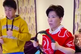 邓亚萍私下生活太朴素，家中陈设简单被指平民化，袜子破洞还在穿图片