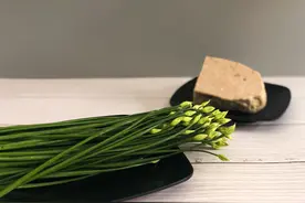 韭菜花炒潮汕肉饼，这样炒的韭菜花，颜色翠绿，鲜香爽脆图片