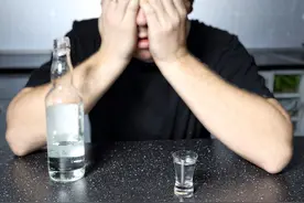 再次劝告：长期喝酒的人，若身体出现3种现象，你得考虑戒酒了图片