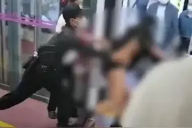 当众扒光衣服，3次羞辱女乘客：西安地铁，以后谁还敢坐？图片