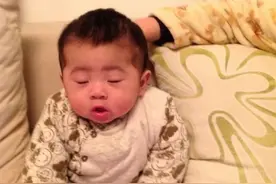 宝宝的睡姿能有多“超纲”？掀被子的瞬间，仿佛在开盲盒图片