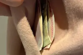 换季时衣服里的快乐没有了…图片