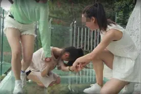 美女挑战玻璃桥，不料泄露隐私，管理员直言：衣服穿好再来图片