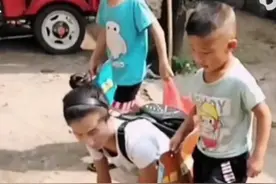 身患残疾被父母遗弃，爬行妈妈冯妮39年来从苦难中奋力脱贫致富图片