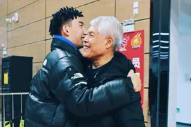 16岁就被蒋兴权看中登陆CBA，骨裂后仍吃止痛片打了5场比赛图片