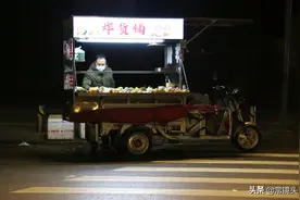 做房产中介赔光本钱，经理走上街头摆摊，忙到凌晨3点，一天挣300图片